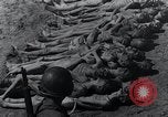 Standbild Leichen gestapelt Mauthausen Österreich, 1945, aus Sekunde 37 historischem Filmmaterial Videoclip 65675029085