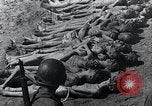 Standbild Leichen gestapelt Mauthausen Österreich, 1945, aus Sekunde 40 historischem Filmmaterial Videoclip 65675029085