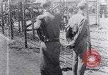 Standbild Leichen gestapelt Mauthausen Österreich, 1945, aus Sekunde 51 historischem Filmmaterial Videoclip 65675029085