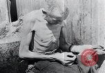 Standbild Leichen gestapelt Mauthausen Österreich, 1945, aus Sekunde 60 historischem Filmmaterial Videoclip 65675029085