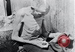 Standbild Leichen gestapelt Mauthausen Österreich, 1945, aus Sekunde 61 historischem Filmmaterial Videoclip 65675029085