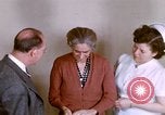 Immagine di Terapia shock per la donna che soffre di malinconia Washington DC USA, 1943, secondo 46 filmato di repertorio 65675029093