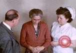 Immagine di Terapia shock per la donna che soffre di malinconia Washington DC USA, 1943, secondo 50 filmato di repertorio 65675029093