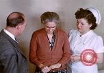 Immagine di Terapia shock per la donna che soffre di malinconia Washington DC USA, 1943, secondo 52 filmato di repertorio 65675029093