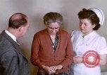 Immagine di Terapia shock per la donna che soffre di malinconia Washington DC USA, 1943, secondo 53 filmato di repertorio 65675029093