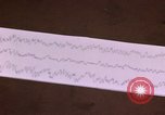 Standbild electroencephalograms Washington DC USA, 1943, aus Sekunde 62 historischem Filmmaterial Videoclip 65675029098