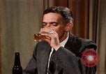 Immagine di Il consumo di alcool United States USA, 1964, secondo 16 filmato di repertorio 65675029100