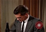 Immagine di Il consumo di alcool United States USA, 1964, secondo 19 filmato di repertorio 65675029100