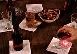 Immagine di Il consumo di alcool United States USA, 1964, secondo 34 filmato di repertorio 65675029100