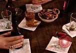 Immagine di Il consumo di alcool United States USA, 1964, secondo 35 filmato di repertorio 65675029100