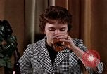 Immagine di Il consumo di alcool United States USA, 1964, secondo 40 filmato di repertorio 65675029100