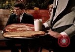 Immagine di Mangiare e bere United States USA, 1964, secondo 32 filmato di repertorio 65675029101