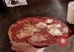 Immagine di Mangiare e bere United States USA, 1964, secondo 45 filmato di repertorio 65675029101