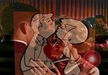Standbild Paare tanzen und trinken während der sexuellen Revolution United States USA, 1964, aus Sekunde 1 historischem Filmmaterial Videoclip 65675029108