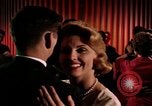 Standbild Paare tanzen und trinken während der sexuellen Revolution United States USA, 1964, aus Sekunde 4 historischem Filmmaterial Videoclip 65675029108