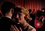 Standbild Paare tanzen und trinken während der sexuellen Revolution United States USA, 1964, aus Sekunde 6 historischem Filmmaterial Videoclip 65675029108