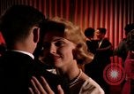 Standbild Paare tanzen und trinken während der sexuellen Revolution United States USA, 1964, aus Sekunde 7 historischem Filmmaterial Videoclip 65675029108
