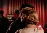 Standbild Paare tanzen und trinken während der sexuellen Revolution United States USA, 1964, aus Sekunde 10 historischem Filmmaterial Videoclip 65675029108