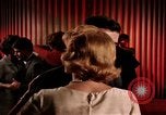 Standbild Paare tanzen und trinken während der sexuellen Revolution United States USA, 1964, aus Sekunde 11 historischem Filmmaterial Videoclip 65675029108