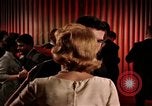 Standbild Paare tanzen und trinken während der sexuellen Revolution United States USA, 1964, aus Sekunde 12 historischem Filmmaterial Videoclip 65675029108