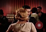 Standbild Paare tanzen und trinken während der sexuellen Revolution United States USA, 1964, aus Sekunde 13 historischem Filmmaterial Videoclip 65675029108