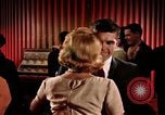 Standbild Paare tanzen und trinken während der sexuellen Revolution United States USA, 1964, aus Sekunde 14 historischem Filmmaterial Videoclip 65675029108