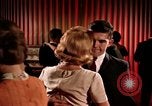 Standbild Paare tanzen und trinken während der sexuellen Revolution United States USA, 1964, aus Sekunde 15 historischem Filmmaterial Videoclip 65675029108