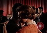 Standbild Paare tanzen und trinken während der sexuellen Revolution United States USA, 1964, aus Sekunde 16 historischem Filmmaterial Videoclip 65675029108