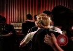 Standbild Paare tanzen und trinken während der sexuellen Revolution United States USA, 1964, aus Sekunde 17 historischem Filmmaterial Videoclip 65675029108