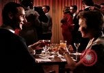 Standbild Paare tanzen und trinken während der sexuellen Revolution United States USA, 1964, aus Sekunde 18 historischem Filmmaterial Videoclip 65675029108