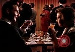 Standbild Paare tanzen und trinken während der sexuellen Revolution United States USA, 1964, aus Sekunde 19 historischem Filmmaterial Videoclip 65675029108