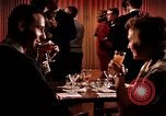 Standbild Paare tanzen und trinken während der sexuellen Revolution United States USA, 1964, aus Sekunde 20 historischem Filmmaterial Videoclip 65675029108