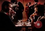 Standbild Paare tanzen und trinken während der sexuellen Revolution United States USA, 1964, aus Sekunde 21 historischem Filmmaterial Videoclip 65675029108