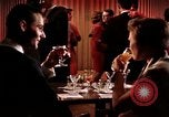 Standbild Paare tanzen und trinken während der sexuellen Revolution United States USA, 1964, aus Sekunde 22 historischem Filmmaterial Videoclip 65675029108