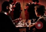 Standbild Paare tanzen und trinken während der sexuellen Revolution United States USA, 1964, aus Sekunde 23 historischem Filmmaterial Videoclip 65675029108