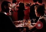 Standbild Paare tanzen und trinken während der sexuellen Revolution United States USA, 1964, aus Sekunde 24 historischem Filmmaterial Videoclip 65675029108