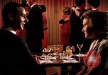 Standbild Paare tanzen und trinken während der sexuellen Revolution United States USA, 1964, aus Sekunde 25 historischem Filmmaterial Videoclip 65675029108