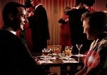 Standbild Paare tanzen und trinken während der sexuellen Revolution United States USA, 1964, aus Sekunde 26 historischem Filmmaterial Videoclip 65675029108