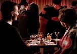 Standbild Paare tanzen und trinken während der sexuellen Revolution United States USA, 1964, aus Sekunde 27 historischem Filmmaterial Videoclip 65675029108