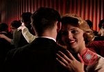 Standbild Paare tanzen und trinken während der sexuellen Revolution United States USA, 1964, aus Sekunde 28 historischem Filmmaterial Videoclip 65675029108