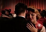 Standbild Paare tanzen und trinken während der sexuellen Revolution United States USA, 1964, aus Sekunde 29 historischem Filmmaterial Videoclip 65675029108