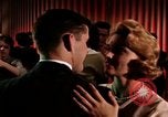 Standbild Paare tanzen und trinken während der sexuellen Revolution United States USA, 1964, aus Sekunde 31 historischem Filmmaterial Videoclip 65675029108