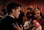 Standbild Paare tanzen und trinken während der sexuellen Revolution United States USA, 1964, aus Sekunde 32 historischem Filmmaterial Videoclip 65675029108