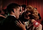 Standbild Paare tanzen und trinken während der sexuellen Revolution United States USA, 1964, aus Sekunde 33 historischem Filmmaterial Videoclip 65675029108