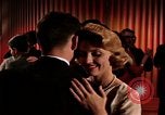 Standbild Paare tanzen und trinken während der sexuellen Revolution United States USA, 1964, aus Sekunde 35 historischem Filmmaterial Videoclip 65675029108