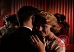 Standbild Paare tanzen und trinken während der sexuellen Revolution United States USA, 1964, aus Sekunde 36 historischem Filmmaterial Videoclip 65675029108