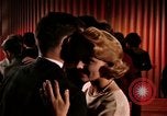 Standbild Paare tanzen und trinken während der sexuellen Revolution United States USA, 1964, aus Sekunde 37 historischem Filmmaterial Videoclip 65675029108