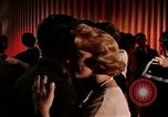 Standbild Paare tanzen und trinken während der sexuellen Revolution United States USA, 1964, aus Sekunde 38 historischem Filmmaterial Videoclip 65675029108
