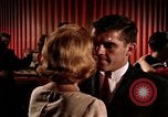 Standbild Paare tanzen und trinken während der sexuellen Revolution United States USA, 1964, aus Sekunde 39 historischem Filmmaterial Videoclip 65675029108