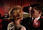 Standbild Paare tanzen und trinken während der sexuellen Revolution United States USA, 1964, aus Sekunde 40 historischem Filmmaterial Videoclip 65675029108